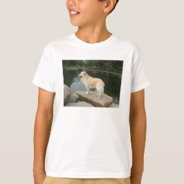 Ein Hund an einem Teich T-Shirt