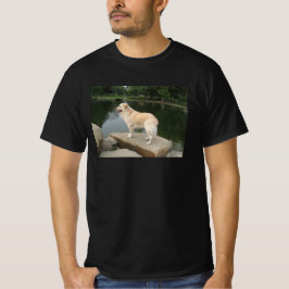 Ein Hund an einem Teich T-Shirt