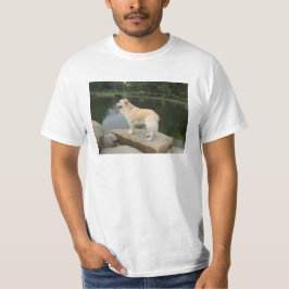 Ein Hund an einem Teich T-Shirt