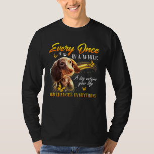 Ein Hund betritt immer mal das Leben. T-Shirt