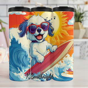 Ein Hund, der eine große Welle surft Thermosbecher