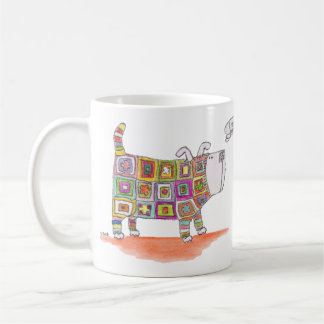 Ein Hund in einem Häkeltisch-Outfit. Kaffeetasse