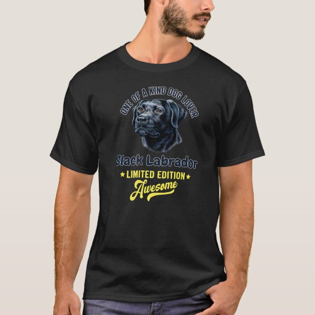 Ein Hund mit schwarzem Labrador T-Shirt (Vorderseite)