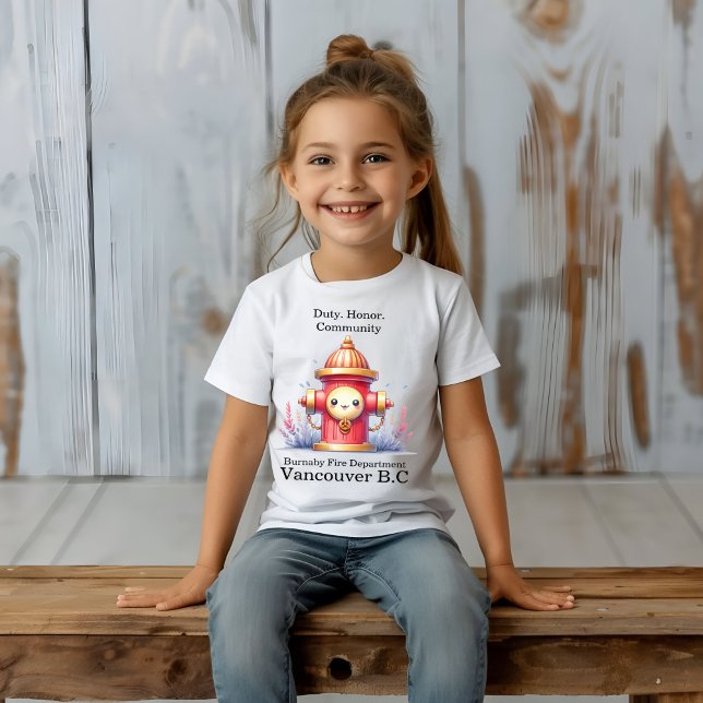 Ein Hydranten in einem lebhaften Garten T-Shirt (Von Creator hochgeladen)