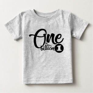 ein in (7,5) Milliarde Babygeburtstagst-stück Baby T-shirt