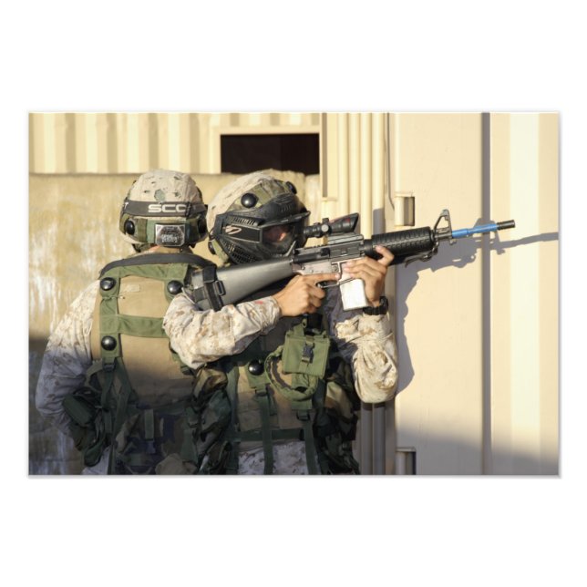 Ein Infanterie-Scout zielt auf seine Waffe Fotodruck (Vorne)