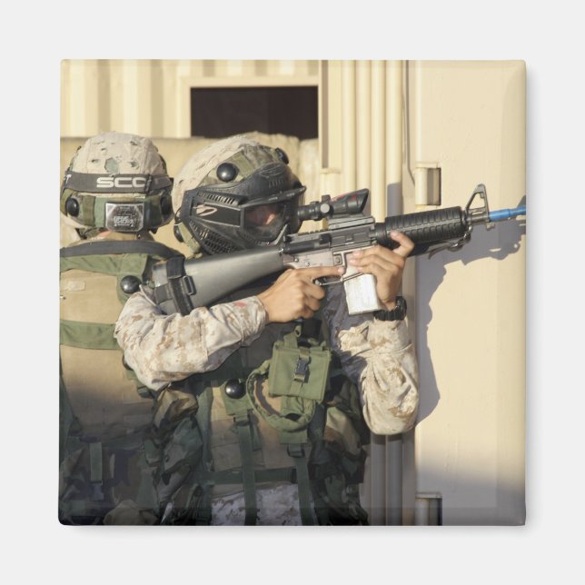 Ein Infanterie-Scout zielt auf seine Waffe Magnet (Vorne)