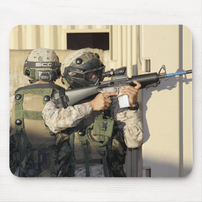 Ein Infanterie-Scout zielt auf seine Waffe Mousepad (Vorne)