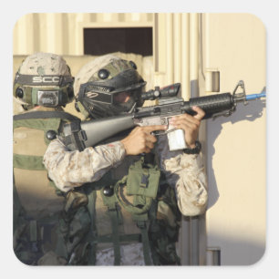 Ein Infanterie-Scout zielt auf seine Waffe Quadratischer Aufkleber