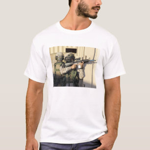 Ein Infanterie-Scout zielt auf seine Waffe T-Shirt