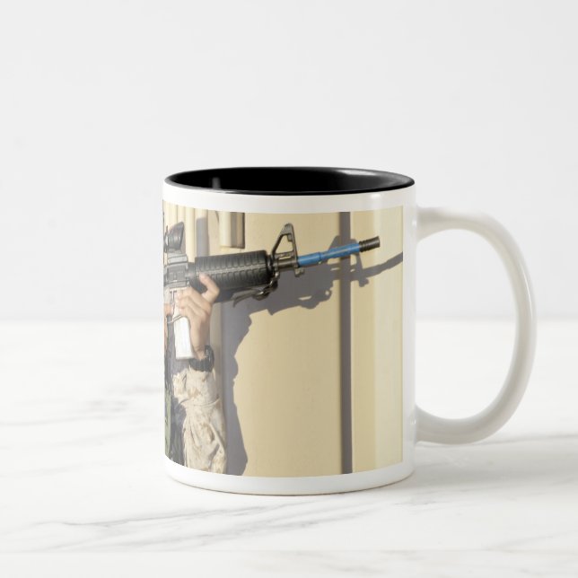 Ein Infanterie-Scout zielt auf seine Waffe Zweifarbige Tasse (Rechts)