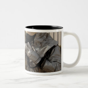Ein irakischer Feuerwehrmann Zweifarbige Tasse