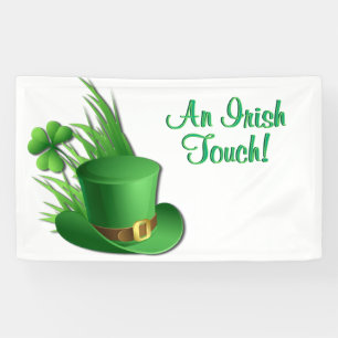 Ein irischer Leprechaun-Hut mit Kleeblatt im Gras Banner