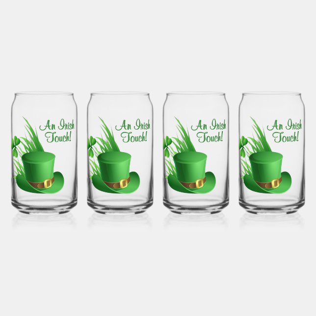 Ein irischer Leprechaun-Hut mit Kleeblatt im Gras Dosenglas (Vorderseite)