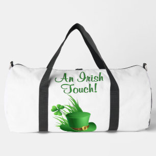 Ein irischer Leprechaun Hut mit Kleeblatt im Gras Duffle Bag