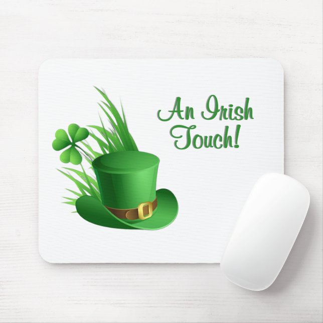 Ein irischer Leprechaun-Hut mit Kleeblatt im Gras Mousepad (Mit Mouse)