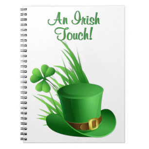 Ein irischer Leprechaun-Hut mit Kleeblatt im Gras Notizblock