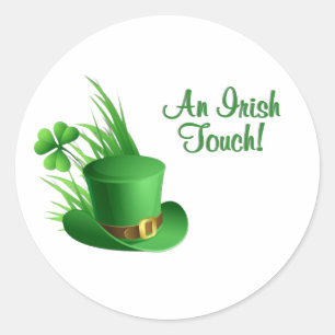 Ein irischer Leprechaun-Hut mit Kleeblatt im Gras Runder Aufkleber