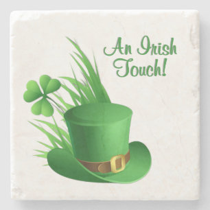 Ein irischer Leprechaun-Hut mit Kleeblatt im Gras Steinuntersetzer