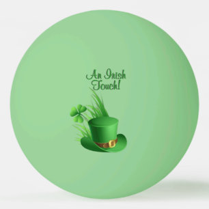 Ein irischer Leprechaun-Hut mit Kleeblatt im Gras Tischtennisball