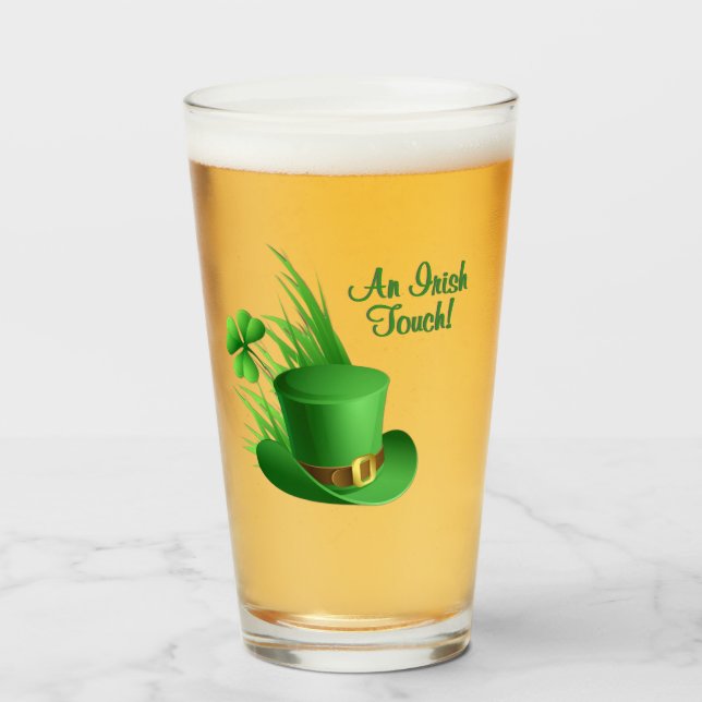 Ein irischer Leprechaun-Hut mit Nelke im Gras Glas (Vorne (Gefüllt))