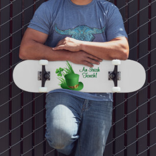 Ein irischer Leprechaun-Hut mit Nelke im Gras Skateboard