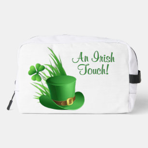 Ein irischer Leprechaun-Kleehut im Gras Waschbeutel