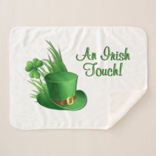 Ein irischer Leprechaun-Touch Kleeblatt Hut im Gra Sherpadecke