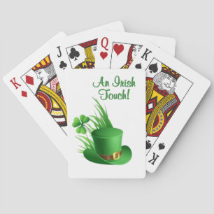 Ein irischer Leprechaun-Touch mit Kleehut im Gras Spielkarten