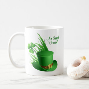 Ein irischer Leprechaun-Touch Shamrock-Hut im Gras Kaffeetasse