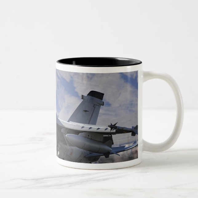 Ein italienischer AMX-Kämpfer Zweifarbige Tasse (Rechts)