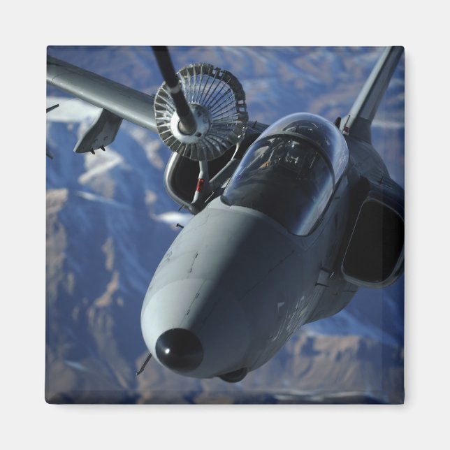 Ein italienischer AMX wird durch einen KC-10A-Exte Magnet (Vorne)