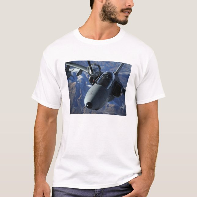 Ein italienischer AMX wird durch einen KC-10A-Exte T-Shirt (Vorderseite)