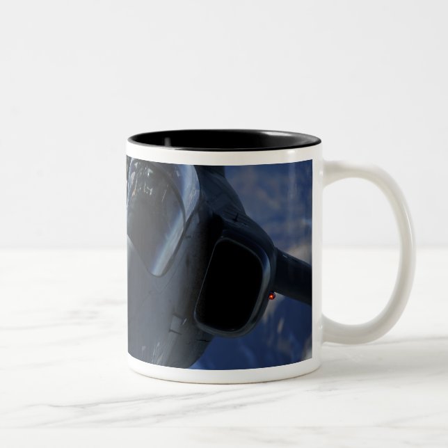 Ein italienischer AMX wird durch einen KC-10A-Exte Zweifarbige Tasse (Rechts)