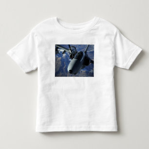 Ein italienisches AMX wird durch eine KC-10A Kleinkind T-shirt