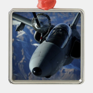 Ein italienisches AMX wird durch eine KC-10A Ornament Aus Metall