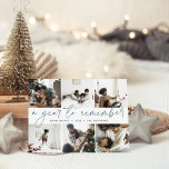 Ein Jahr der Erinnerung | Jahr in der FotoCollage Feiertagskarte<br><div class="desc">Schaffen Sie sich zu Weihnachten eine eindrucksvolle Stilkarte für Ihre Familie und Freunde, indem Sie Fotos der besonderen Momente Ihrer Familie teilen. Das einzigartige, moderne Design der Ferienkarte bietet sechs beliebte Fotos in einem Collage-Layout mit Ihrem Familiennamen und "Ein Jahr zum Erinnern" durch das Zentrum. Die weiche, grüne Holzkohle mit...</div>