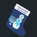 Ein jüdischer Schneemann blaues Menorah Chanukkas Großer Weihnachtsstrumpf<br><div class="desc">Gerade weil Sie feiern, tut Chanukkah nicht gemein Sie kann einen Strumpf nicht hängen. Dieser unverschämte Snowman in seinem hellen blauen Davidsstern, das Schal mit seinem sehr Menorah besitzen, ist ein ursprünglicher Entwurf, der den weißen und blauen einzigartigen Chanukka-Strumpf sogar macht. Personifizieren Sie den glücklichen Chanukka-Text mit Namen oder Daten...</div>