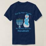 Ein jüdischer Schneemann Chanukkas setzte an Ihren T-Shirt<br><div class="desc">An gesetzt Ihrem Yamuka, ist es fast Zeit für Chanukka! Dieses lustige Chanukka-T-Shirt mit Text können Sie Eigenschaften besonders anfertigen mein wellenartig bewegender Snowman, gekleidet in seinem hellen blauen Yamuka und in zusammenpassenden Schal mit einem Davidsstern Muster, stehend nahe bei seinem hellblauen Menorah mit Himmelblaukerzen. Aufrufe dieses fügen niedliche Snowman...</div>