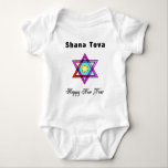 Ein jüdischer Star Shana Tova Baby Strampler<br><div class="desc">Shana Tova Jewish Star ist mit einem hebräischen Glasstar aus David und einem sonnigen Gruß für ein glückliches Neues Jahr ausgestattet.</div>