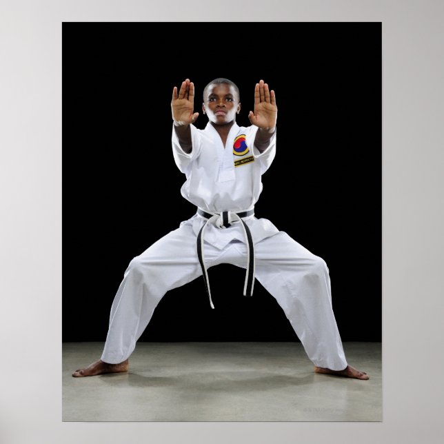 Ein Junge (15 Jahre alt) in Karate Uniform mit Poster (Vorne)
