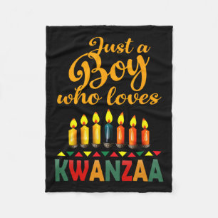 Ein Junge, der Kwanzaa Kinara Afrikanischer Stolz  Fleecedecke