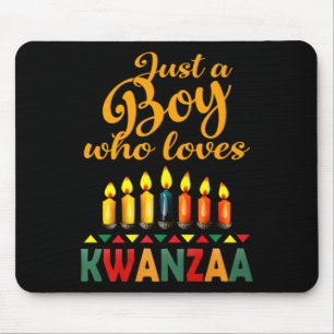 Ein Junge, der Kwanzaa Kinara Afrikanischer Stolz  Mousepad