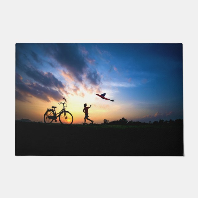 Ein Junge - ein Fahrrad - eine Kitesurfmatte Fußmatte (Vorderseite)