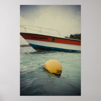 Ein Junge und ein Boot im Wasser Poster