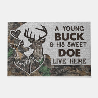 Ein junger Buck und sein süßer Hund leben hier Fußmatte