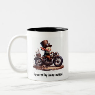 Ein junger glücklicher Junge fährt ein Steampunk-M Zweifarbige Tasse