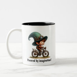 Ein junges glückliches Kind, das mit einem Steampu Zweifarbige Tasse