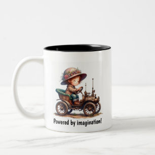 Ein junges glückliches Kind fährt ein Steampunk-Fa Zweifarbige Tasse