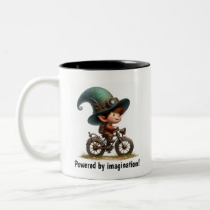 Ein junges glückliches Kind fährt ein Steampunk-Fa Zweifarbige Tasse